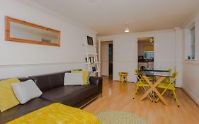 Contemporary 1Bedroom Flat In Camberwell Oval